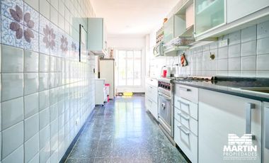 Casa en venta en Martinez 4 ambientes, suite/vestidor, jardín   dpto 2 amb al fondo