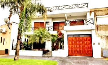 Casa en venta - 3 Dormitorios 1 Baño - 420Mts2 - Villa Luzuriaga