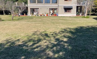 CASA 5 AMBIENTES EN VENTA, BARRIO PRIVADO LOMA ESCONDIDA, LUJAN
