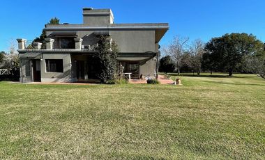 CASA 5 AMBIENTES EN VENTA, BARRIO PRIVADO LOMA ESCONDIDA, LUJAN