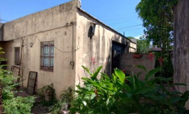 Casa antigua a reciclar sobre calle Granville esquina Rosales