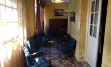 Casa antigua a reciclar sobre calle Granville esquina Rosales