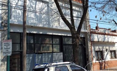 Depósito   con oficina y local sobre 8,66 x 35     con patio  San Isidro