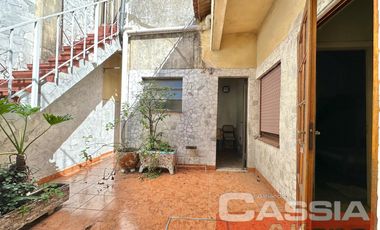 PH EN PLANTA BAJA POR PASILLO 3 AMB. 2 DORMIT., PATIO, TERRAZA CON GALPON