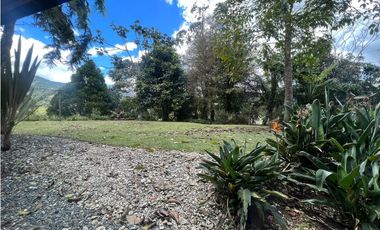 CASA FINCA EN EL RETIRO VEREDA LA ARGENTINA CON 3 CONSTRUCCIONES