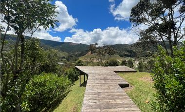 CASA FINCA EN EL RETIRO VEREDA LA ARGENTINA CON 3 CONSTRUCCIONES