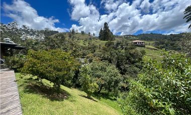 CASA FINCA EN EL RETIRO VEREDA LA ARGENTINA CON 3 CONSTRUCCIONES