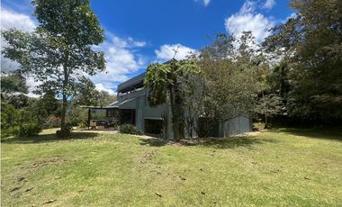 CASA FINCA EN EL RETIRO VEREDA LA ARGENTINA CON 3 CONSTRUCCIONES