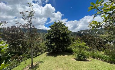 CASA FINCA EN EL RETIRO VEREDA LA ARGENTINA CON 3 CONSTRUCCIONES