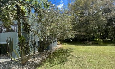 CASA FINCA EN EL RETIRO VEREDA LA ARGENTINA CON 3 CONSTRUCCIONES