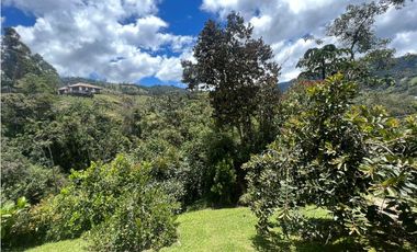 CASA FINCA EN EL RETIRO VEREDA LA ARGENTINA CON 3 CONSTRUCCIONES