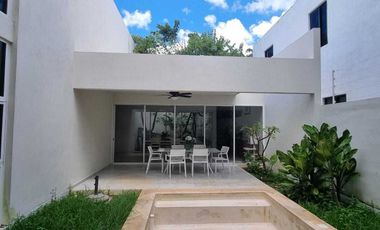 Venta de casa en privada Zelena Conkal, con una habitación en planta baja