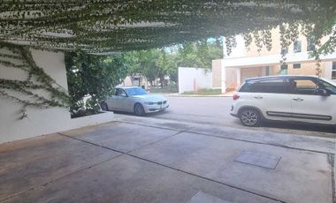 Venta de casa en privada Zelena Conkal, con una habitación en planta baja