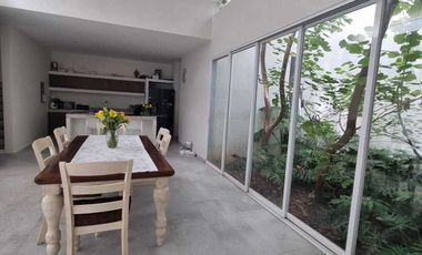 Venta de casa en privada Zelena Conkal, con una habitación en planta baja