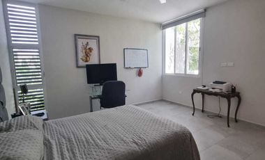 Venta de casa en privada Zelena Conkal, con una habitación en planta baja
