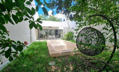 Venta de casa en privada Zelena Conkal, con una habitación en planta baja