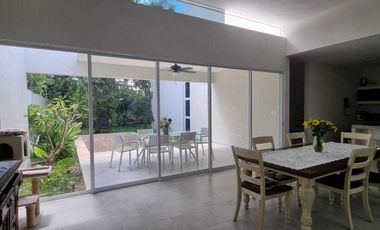 Venta de casa en privada Zelena Conkal, con una habitación en planta baja