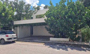 Venta de casa en privada Zelena Conkal, con una habitación en planta baja