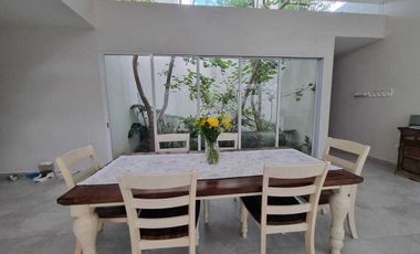 Venta de casa en privada Zelena Conkal, con una habitación en planta baja