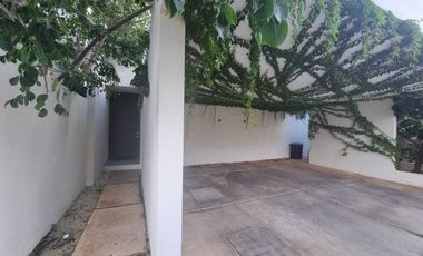 Venta de casa en privada Zelena Conkal, con una habitación en planta baja