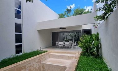 Venta de casa en privada Zelena Conkal, con una habitación en planta baja
