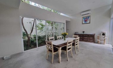 Venta de casa en privada Zelena Conkal, con una habitación en planta baja