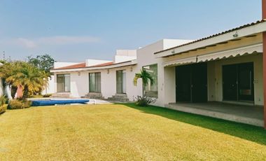 CASA EN VENTA EN JIUTEPEC, EN UN NIVEL DENTRO DE PRIVADA, CON 5 HABITACIONES, JARDÍN Y ALBERCA