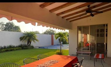 CASA EN VENTA EN JIUTEPEC, EN UN NIVEL DENTRO DE PRIVADA, CON 5 HABITACIONES, JARDÍN Y ALBERCA