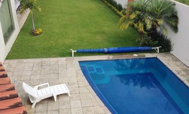 CASA EN VENTA EN JIUTEPEC, EN UN NIVEL DENTRO DE PRIVADA, CON 5 HABITACIONES, JARDÍN Y ALBERCA