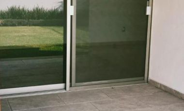 CASA EN VENTA EN JIUTEPEC, EN UN NIVEL DENTRO DE PRIVADA, CON 5 HABITACIONES, JARDÍN Y ALBERCA