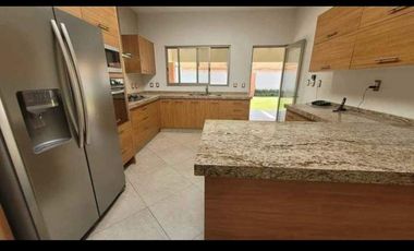 CASA EN VENTA EN JIUTEPEC, EN UN NIVEL DENTRO DE PRIVADA, CON 5 HABITACIONES, JARDÍN Y ALBERCA