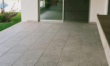 CASA EN VENTA EN JIUTEPEC, EN UN NIVEL DENTRO DE PRIVADA, CON 5 HABITACIONES, JARDÍN Y ALBERCA