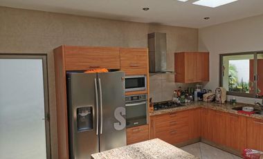 CASA EN VENTA EN JIUTEPEC, EN UN NIVEL DENTRO DE PRIVADA, CON 5 HABITACIONES, JARDÍN Y ALBERCA