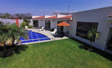CASA EN VENTA EN JIUTEPEC, EN UN NIVEL DENTRO DE PRIVADA, CON 5 HABITACIONES, JARDÍN Y ALBERCA