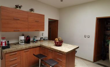 CASA EN VENTA EN JIUTEPEC, EN UN NIVEL DENTRO DE PRIVADA, CON 5 HABITACIONES, JARDÍN Y ALBERCA