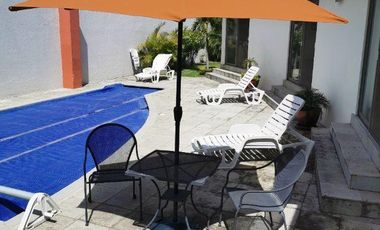 CASA EN VENTA EN JIUTEPEC, EN UN NIVEL DENTRO DE PRIVADA, CON 5 HABITACIONES, JARDÍN Y ALBERCA