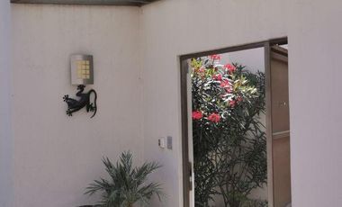 CASA EN VENTA EN JIUTEPEC, EN UN NIVEL DENTRO DE PRIVADA, CON 5 HABITACIONES, JARDÍN Y ALBERCA