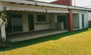 CASA EN VENTA EN JIUTEPEC, EN UN NIVEL DENTRO DE PRIVADA, CON 5 HABITACIONES, JARDÍN Y ALBERCA