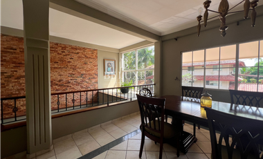 VENDO CASA REMODELADA EN ALBROOK (7)