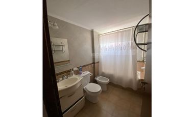 DEPARTAMENTO DE 2 AMBIENTES CON ESTACIONAMIENTO Y BAULERA