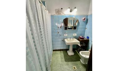 VENTA CHALET CON DEPARTAMENTO EN ESQUINA ZONA MACROCENTRO DIST