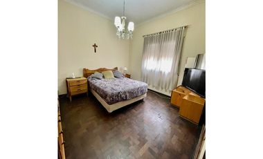VENTA CHALET CON DEPARTAMENTO EN ESQUINA ZONA MACROCENTRO DIST