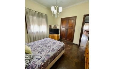 VENTA CHALET CON DEPARTAMENTO EN ESQUINA ZONA MACROCENTRO DIST