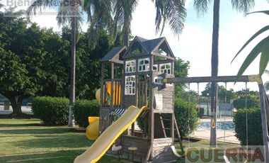 CASA EN VENTA ATRAS DE SUMIYA, ¡OPORTUNIDAD!, CON 3 HABITACIONES EN PLANTA BAJA, CANCHAS DE TENIS, ALBERCA Y VIGILANCIA