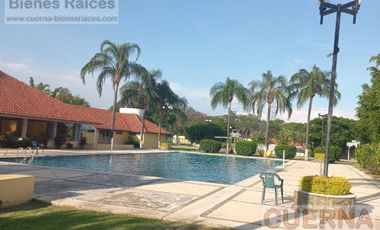 CASA EN VENTA ATRAS DE SUMIYA, ¡OPORTUNIDAD!, CON 3 HABITACIONES EN PLANTA BAJA, CANCHAS DE TENIS, ALBERCA Y VIGILANCIA