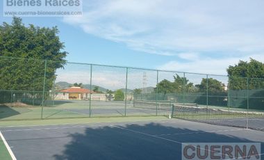 CASA EN VENTA ATRAS DE SUMIYA, ¡OPORTUNIDAD!, CON 3 HABITACIONES EN PLANTA BAJA, CANCHAS DE TENIS, ALBERCA Y VIGILANCIA