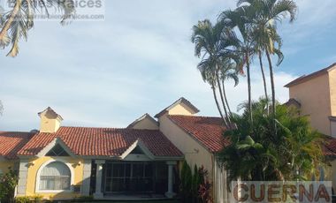 CASA EN VENTA ATRAS DE SUMIYA, ¡OPORTUNIDAD!, CON 3 HABITACIONES EN PLANTA BAJA, CANCHAS DE TENIS, ALBERCA Y VIGILANCIA