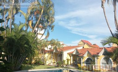 CASA EN VENTA ATRAS DE SUMIYA, ¡OPORTUNIDAD!, CON 3 HABITACIONES EN PLANTA BAJA, CANCHAS DE TENIS, ALBERCA Y VIGILANCIA