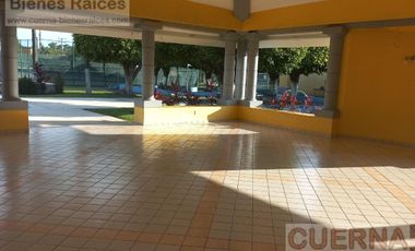 CASA EN VENTA ATRAS DE SUMIYA, ¡OPORTUNIDAD!, CON 3 HABITACIONES EN PLANTA BAJA, CANCHAS DE TENIS, ALBERCA Y VIGILANCIA