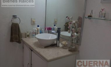 CASA EN VENTA ATRAS DE SUMIYA, ¡OPORTUNIDAD!, CON 3 HABITACIONES EN PLANTA BAJA, CANCHAS DE TENIS, ALBERCA Y VIGILANCIA